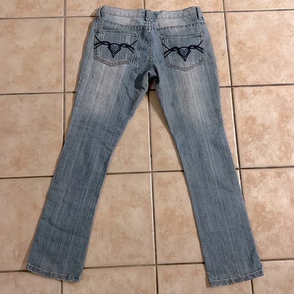 Paparazzi Light Wash Distressed Jeans in Junior’s size 9/10 - Picture 8 of 12